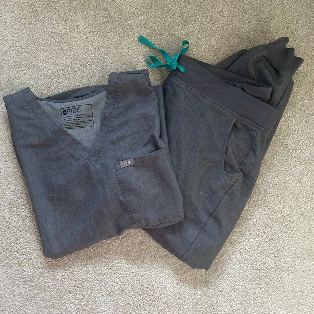 Figs scrub set in color Core/Grafite. Catarina top & Zamora jogger pants